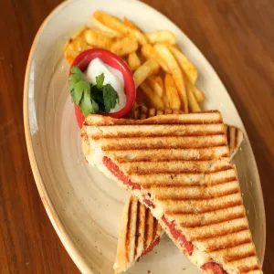 Kavurma-kaşarlı Tost